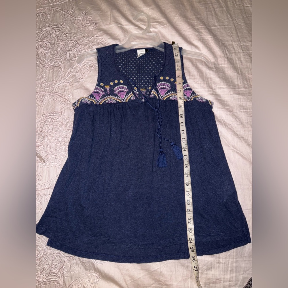 Akemi + Kin Embroidered Navy Sleeveless Blouse Size XS - Picture 6 of 8